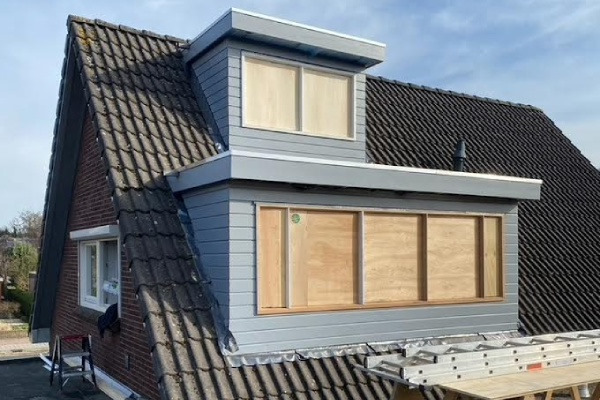 Een dakkapel in Assen door Kozijn en Gevel zorgt voor meer ruimte en licht onder je schuine dak.