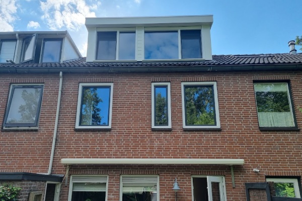 Het naplaatje van een dakkapel plaatsen in Staphorst. Een schuinonder aanzicht van een rijtjeswoning met een nieuwe dakkapel