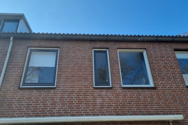 Het voorplaatje van een dakkapel plaatsen in Staphorst. Een schuinonder aanzicht van een rijtjeswoning zonder dakkapel