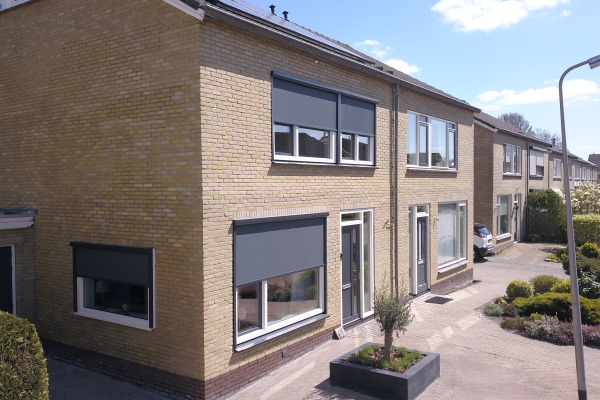 Het inmeten van de kunststof kozijnen vraagt precisie en ervaring. Het inmeten van de kunststof kozijnen vraagt precisie en ervaring.
